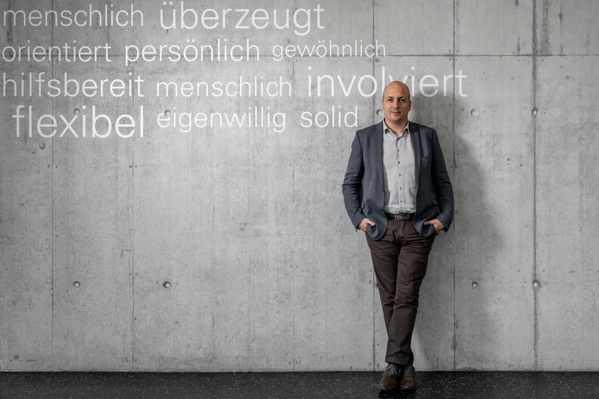 Marco Nuzzi, Stadtpräsident von Illnau-Effretikon. Marco Nuzzi, Stadtpräsident von Illnau-Effretikon, porträtiert im Sportzentrum Eselriet.